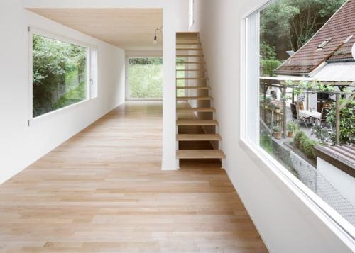 Этот крошечный двухкомнатный дом, шириной всего три метра в ширину, поднят на металлических ножках в Германии. 04