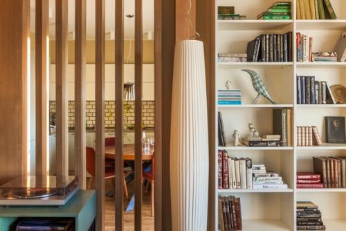 Современный колоритный интерьер кухни и гостиной в квартире в новостройке. 03