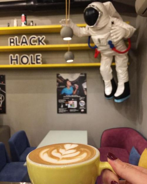 В Красноярске открылось заведение с названием Чёрная Дыра. 01