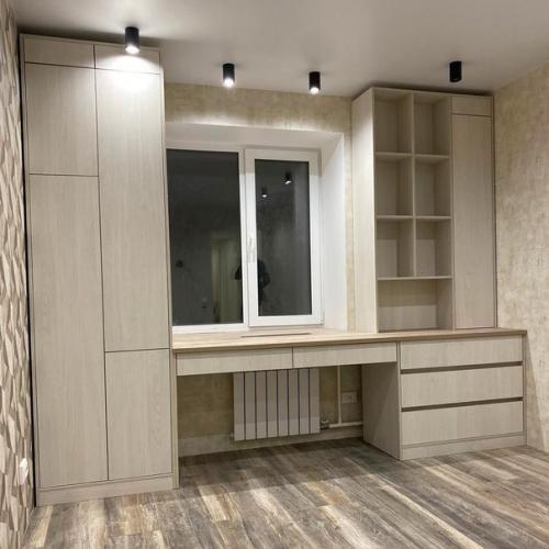 Отличная идея, как сэкономить пространство - разместить рабочую зону в детской у окна. 01