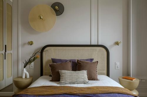 Интерьер квартиры - студии 33 м 2. квадратное помещение зонировали мебельной перегородкой со шкафом, ящиками, полками и тв - зоной. 05