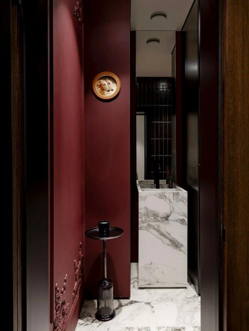 Интерьер этой квартиры создан для молодой пары, увлеченной путешествиями. 04