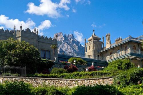 Крым - это не просто полуостров, входящий в состав России, а целый отдельный мир, живущий по своим особым правилам и канонам. 08