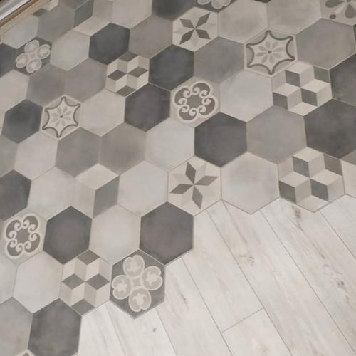 Жена захотела и в кухне совместили на полу ламинат и плитку. 03