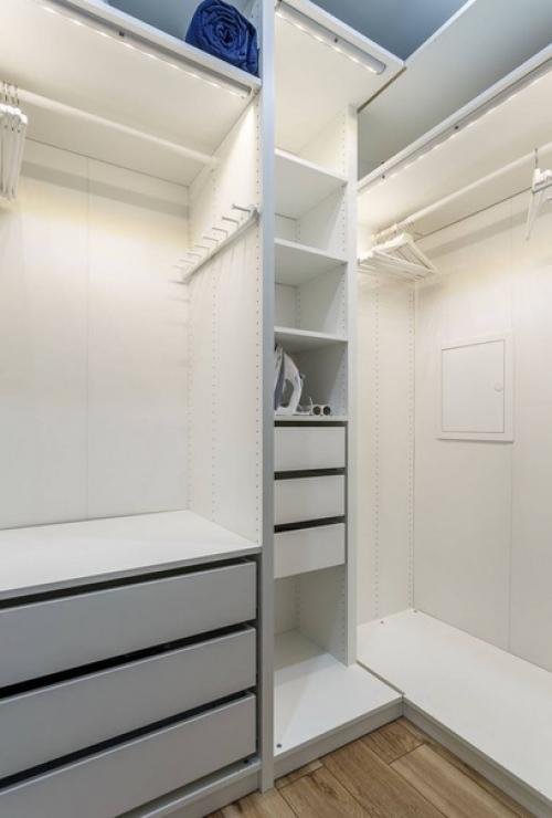 Яркий, интересный интерьер небольшой однокомнатной квартиры в стиле фьюжн, разработанный московским дизайнером Ириной носовой. 07