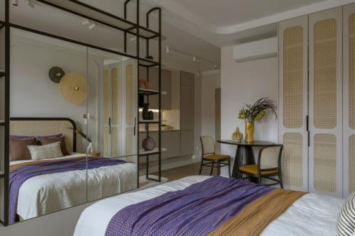 Интерьер квартиры - студии 33 м 2. квадратное помещение зонировали мебельной перегородкой со шкафом, ящиками, полками и тв - зоной. 07