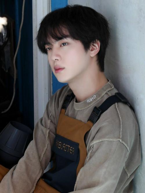 Джин открывает свой второй ресторан в Сеуле, укрепляя свое видение предпринимателя. Джин открывает свой второй ресторан в Сеуле, укрепляя свое видение предпринимателя.