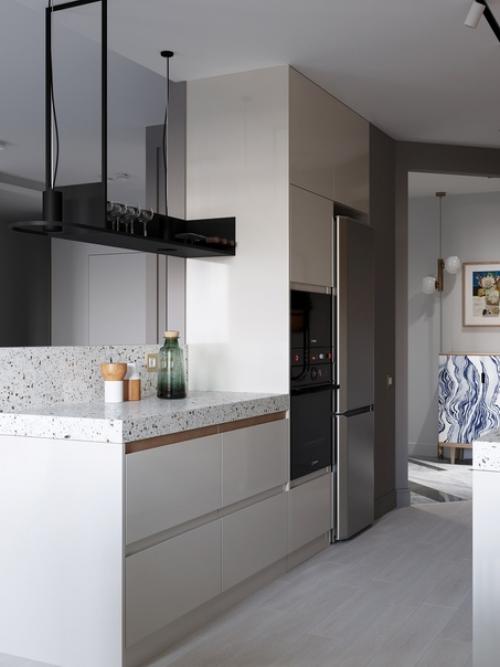 Красивый, современный интерьер кухни - столовой и гостиной в трехкомнатной квартире молодой семейной пары. 02