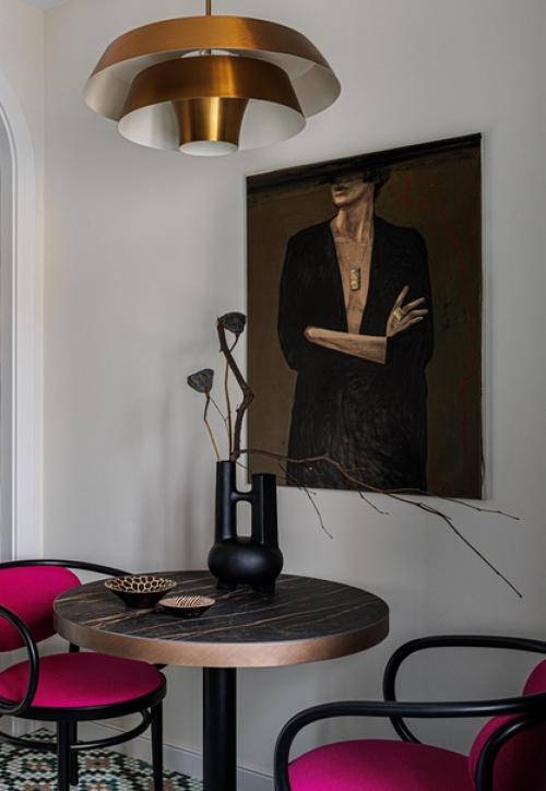 Команда E. L. F. Interior создала яркий, смелый интерьер, отражающий дух старой Москвы. 01