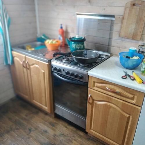 Здравствуйте хочу показать ещё одну перекрашенную мной кухню. 04