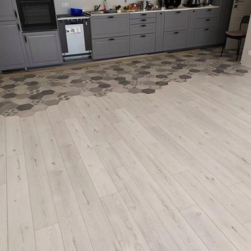 Жена захотела и в кухне совместили на полу ламинат и плитку. 02