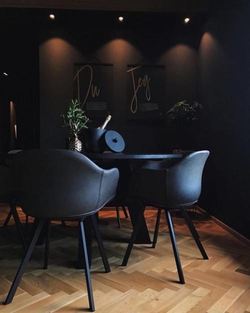 Темный интерьер двухуровневой квартиры. 02