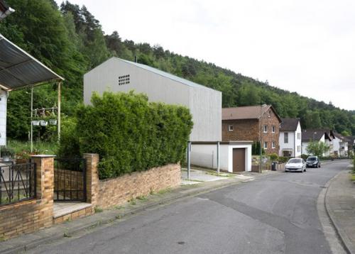 Этот крошечный двухкомнатный дом, шириной всего три метра в ширину, поднят на металлических ножках в Германии. 07