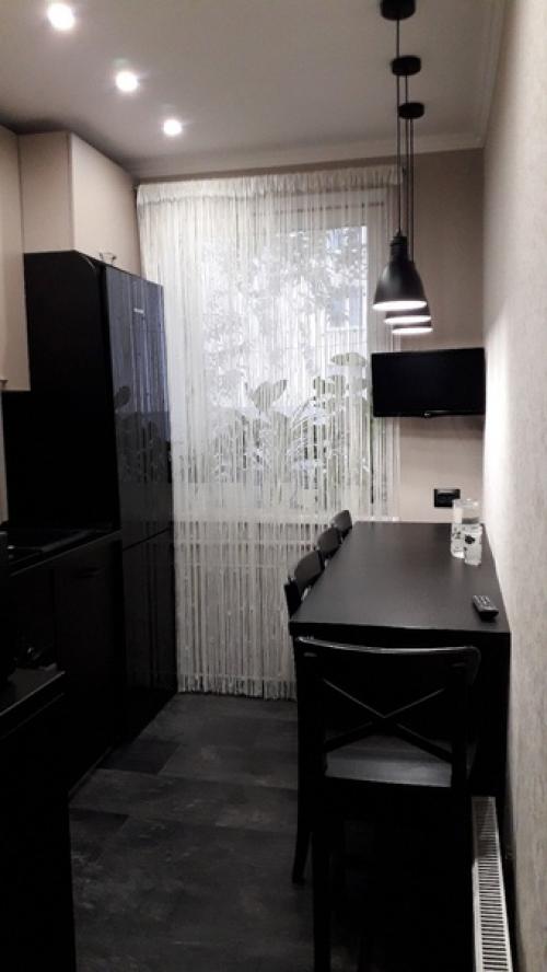 Очень интересное и удобное решение с зонирующей реечной перегородкой посередине. 03