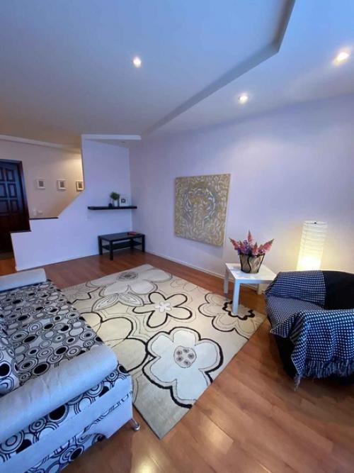 Двухкомнатная квартира с дизайнерским ремонтом продаётся. 03