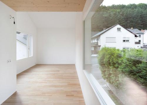 Этот крошечный двухкомнатный дом, шириной всего три метра в ширину, поднят на металлических ножках в Германии. 05