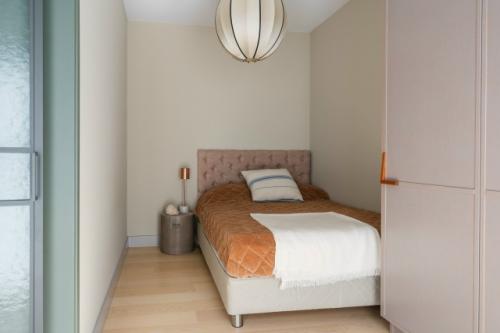 Такое ощущение, что весь интерьер этой кухни построен вокруг светильника. 07