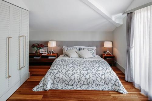 Сдержанная роскошь этого интерьера придется по душе утонченным натурам. 01