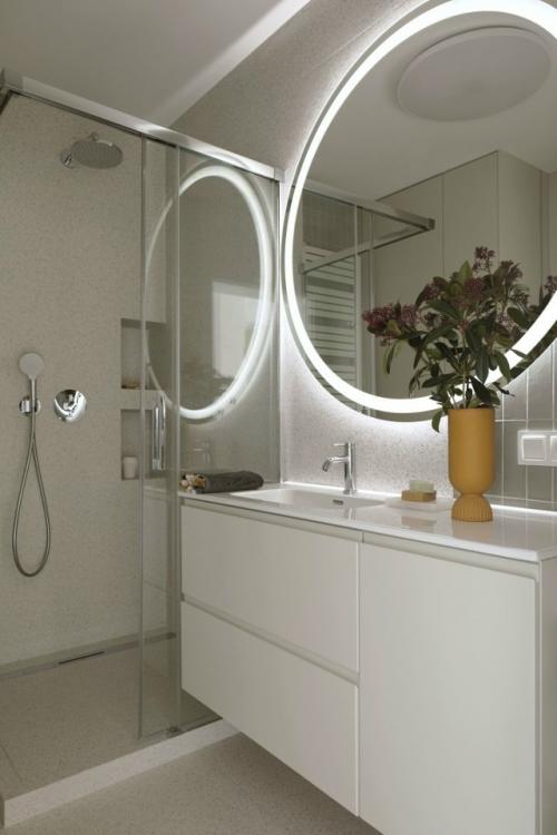 Интерьер квартиры - студии 33 м 2. квадратное помещение зонировали мебельной перегородкой со шкафом, ящиками, полками и тв - зоной. 09