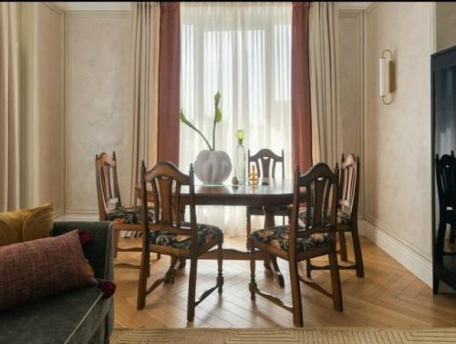 Классический интерьер двухкомнатной квартиры 75 кв. 01