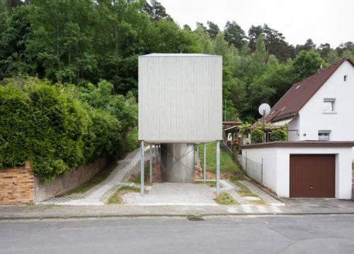 Этот крошечный двухкомнатный дом, шириной всего три метра в ширину, поднят на металлических ножках в Германии. 01