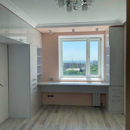 Отличная идея, как сэкономить пространство - разместить рабочую зону в детской у окна. 05