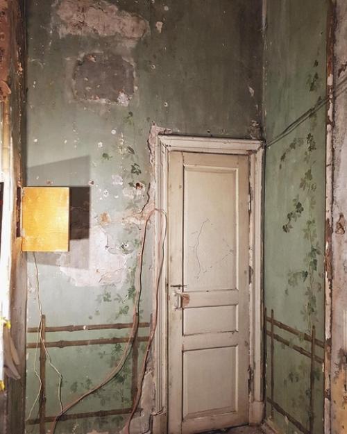 Покупая коммуналку, знайте - под обоями можно найти настоящую Китайщину! 02