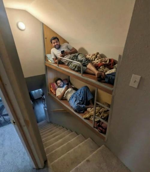 Парень решил спросить у пользователей, как красиво можно обыграть необычную деталь в интерьере - результаты превзошли все ожидания. 01