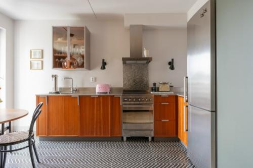 Такое ощущение, что весь интерьер этой кухни построен вокруг светильника. 01