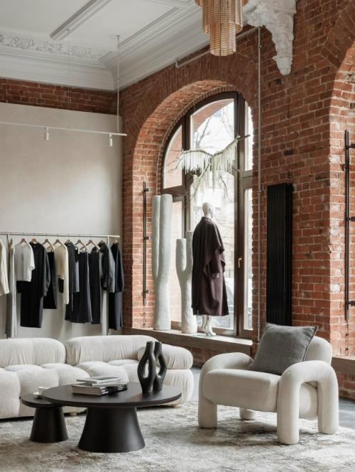Дизайнер Ксения Новикова оформила флагманский бутик Landscape, гармонично вписав его в архитектуру дома начала ХХ века. 05