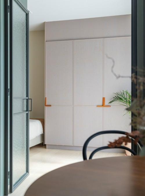 Такое ощущение, что весь интерьер этой кухни построен вокруг светильника. 06