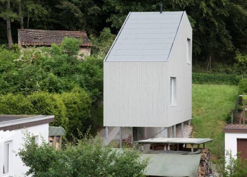 Этот крошечный двухкомнатный дом, шириной всего три метра в ширину, поднят на металлических ножках в Германии. 02