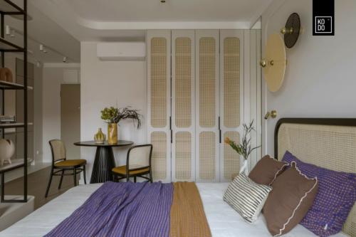 Интерьер квартиры - студии 33 м 2. квадратное помещение зонировали мебельной перегородкой со шкафом, ящиками, полками и тв - зоной. 06