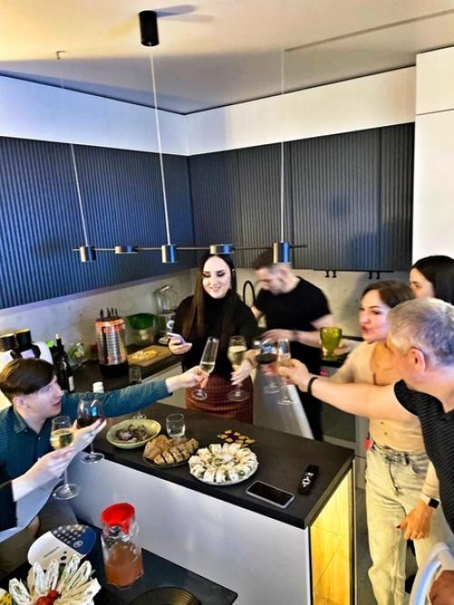 Целый год наша квартира ждала этого дня новоселье с ребятами из команды официально свершилось благодарим каждого, кто разделил с нами это событие. 03