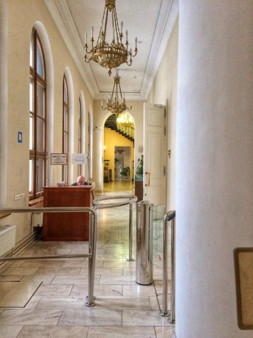 Всегда думала, что в большой красивый особняк прямо напротив кремля - в дом Пашкова - вход закрыт? 04