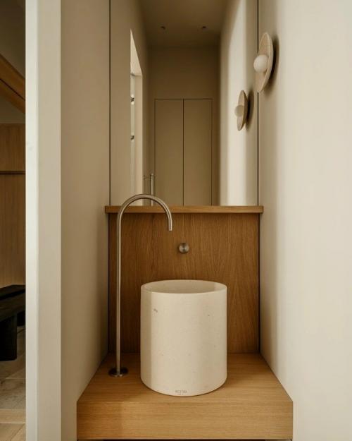 Когда речь заходит об интерьере семейной квартиры, важно учесть и вкусы взрослых, и интересы детей. 08