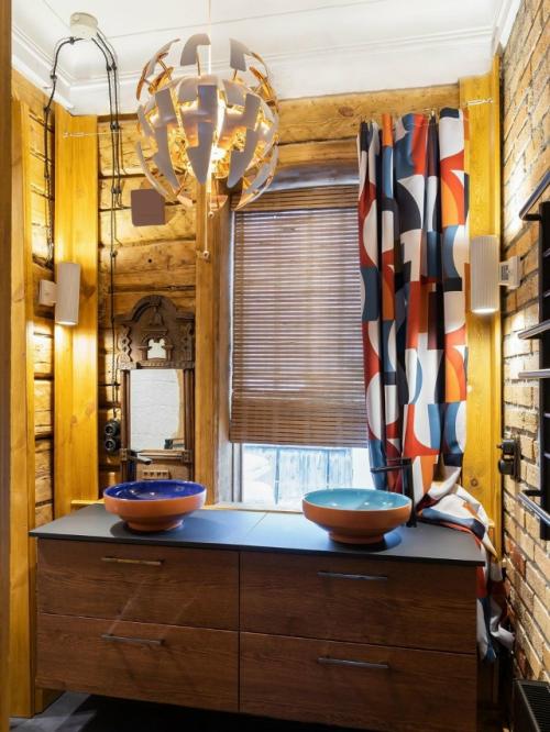 Архитектор Никита Жиляков приобрёл в Сысерти бревенчатый дом на кирпичном цоколе, ранее принадлежавший купцам ширыкаловым. 04