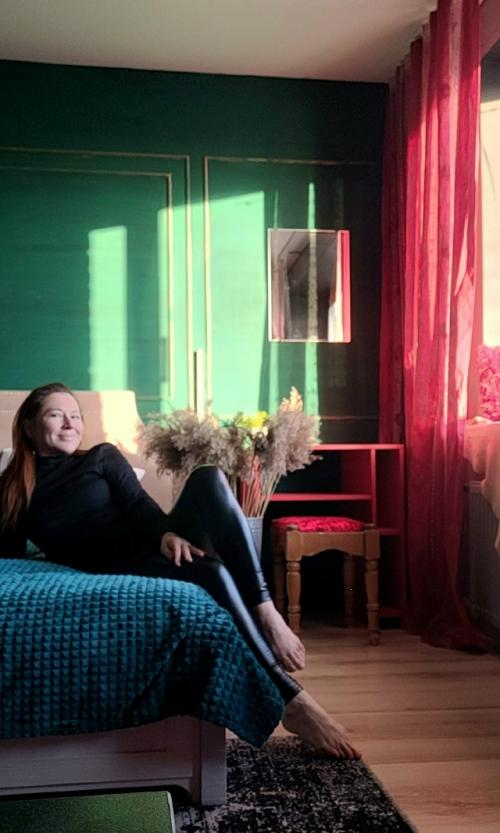 Бежевых мам от экрана убрать.
