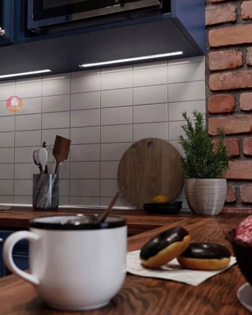 Небольшая, но яркая и очень интересная кухня - гостиная. 02