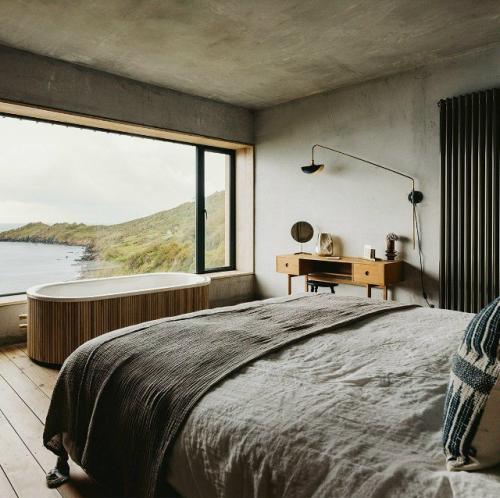 Дом на побережье стал почти продолжением пейзажа - весь интерьер словно создан, чтобы не спорить с видом, а подчёркивать его. 03