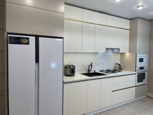 Кухня в пастельных тонах с рифлёными фасадами из эмали и золотыми элементами - это настоящий изыск! 05