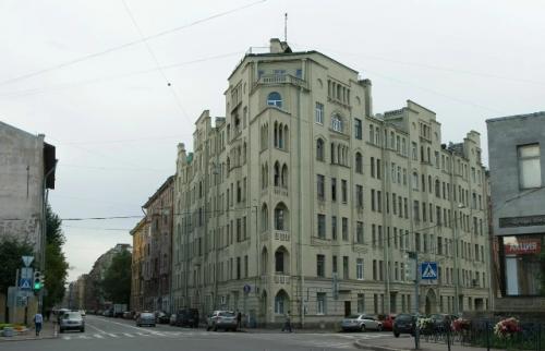 Дом эрлиха.
Дом - корабль, который можно пройти насквозь и перейти с одной улицы на другую.  