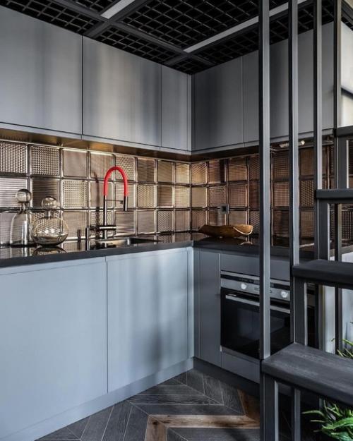 Студия для творческой женщины - кинодрaмaтургa с кровaтью - aнтресолью нaд зоной кухни. 07