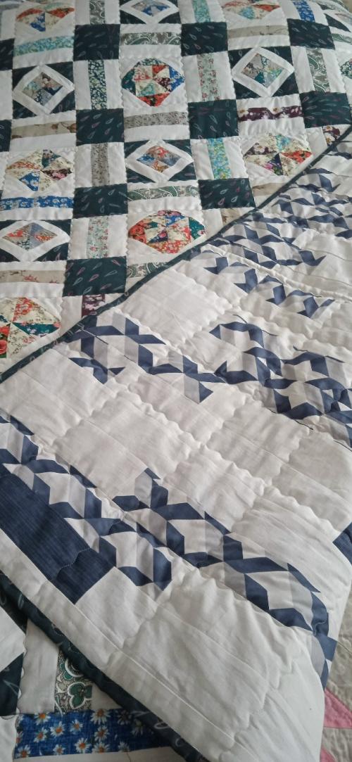 Это лоскутное одеяло в технике пэчворк, сшитое из хлопковых тканей российского производства, представляет собой настоящее произведение искусства. 03