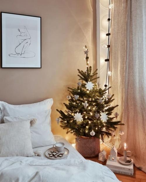 Детали рождественского интерьера, в котором преобладают бумажные звезды - пуансеттии и гофрированные елочки. 04