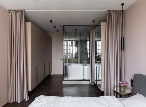 Глубокие синие стены и розовый диван: квартира для девушки. 04