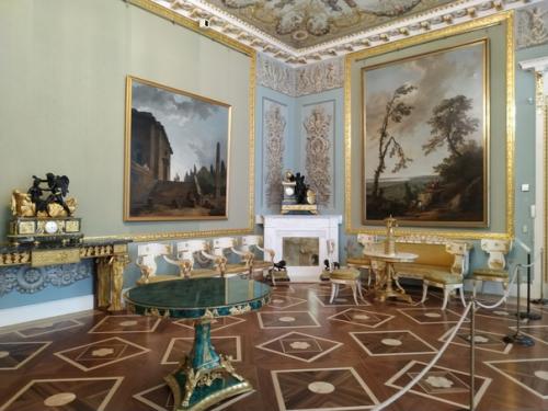 После строительства здания главного штаба в Петербурге там расположились министерство финансов и министерство иностранных дел. 02