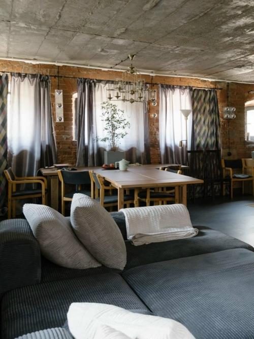 Архитектор Никита Жиляков приобрёл в Сысерти бревенчатый дом на кирпичном цоколе, ранее принадлежавший купцам ширыкаловым. 01