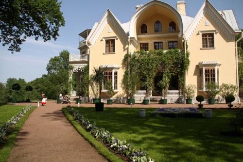 Дворец коттедж - прекрасное строение парка Александрия. 03