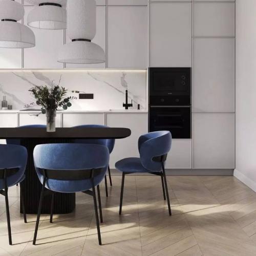 В этой кухне - гостиной, площадью 26 квадратных метров, 3 окна, что делает комнату светлой и просторной. 02